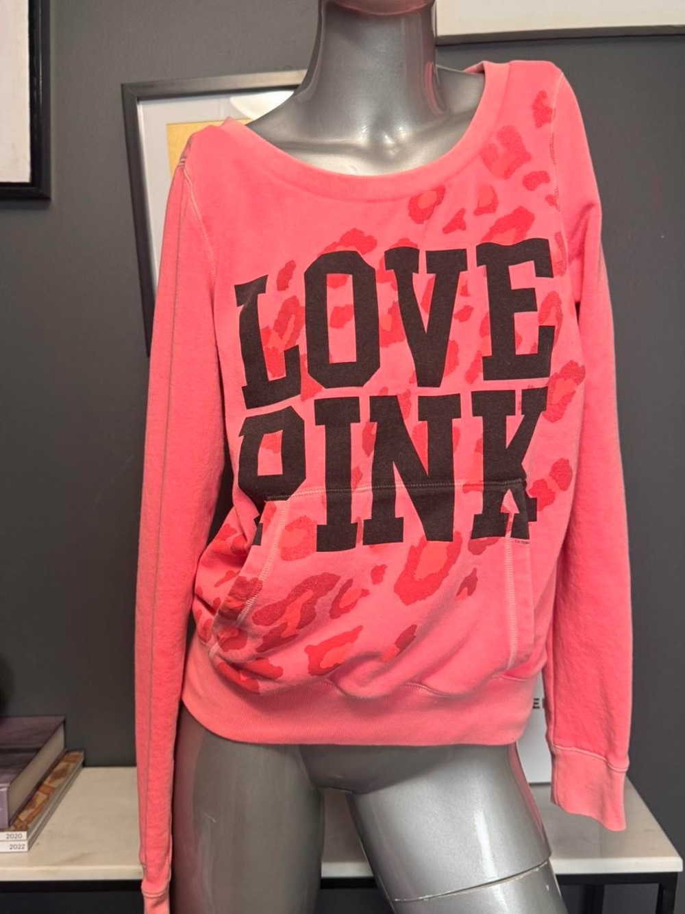 ❌SOLD❌PINK Victoria’s Secret Vintage Y2K Sweatshirt Leopard-Print & Pocket - Picture 2 of 4